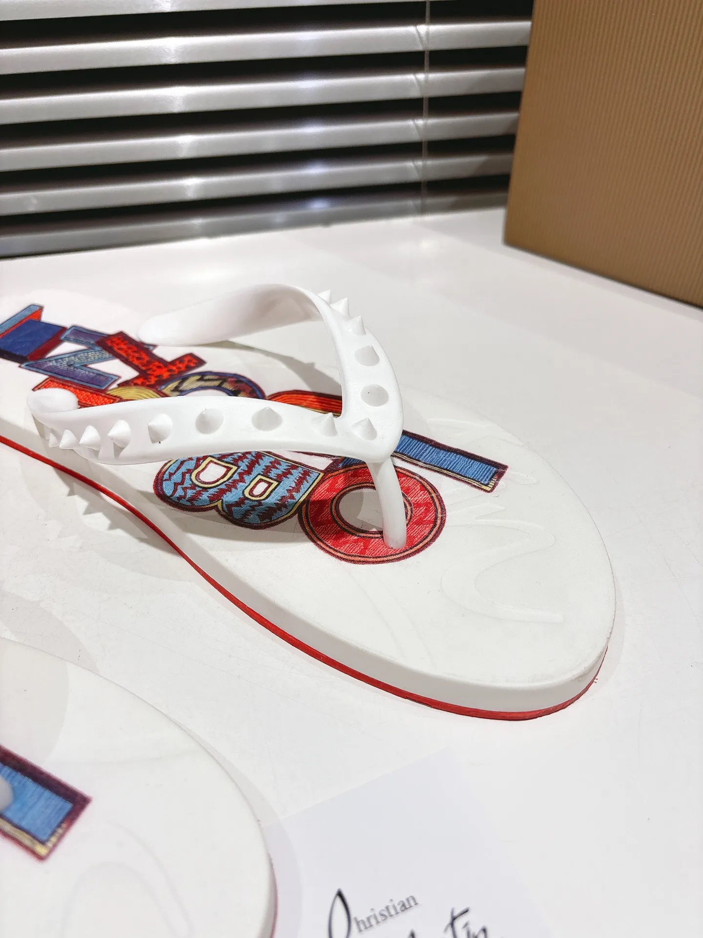 👟👟Ex-factory price 300👟👟 ╔Flip-flops black print╗ (yellow box packaging) ·Top version customization·2025𝐬𝐬 𝑪𝒉𝒓𝒊𝒔𝒕𝒊𝒂𝒏 𝑳𝒐𝒖𝒃𝒐𝒖𝒕𝒊𝒏 ▪️No matter the last shape, fabric, diamonds, nails, lining, outsole, they are as close as possible to ZP... ▪️The original sole is specially provided by the original factory ▪️The lining is imported water-dyed cowhide ▪️Private customization time is about 3-7 days —————— Size: Men's 37M-46M
